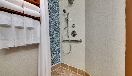 Zimmer, 2 Doppelbetten, barrierefrei (Comms Accessible. Roll-In Shower)
