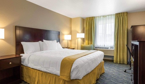 Standard Room 1 King Bed, 1st Floor, Accessible, Non-Smoking