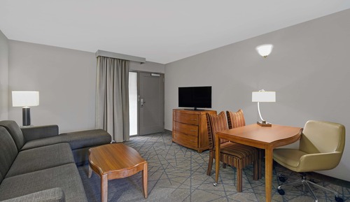 Suite, 1 King-Bett, barrierefrei (Mobility & Hearing, Roll-in Shower)