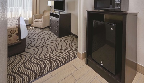 Suite, 1 King-Bett, Nichtraucher, Ausblick (Airport View)