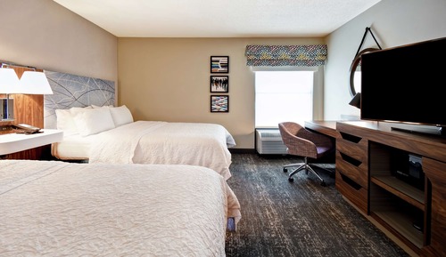 Zimmer, 2 Doppelbetten, barrierefrei, Badewanne (Mobility)