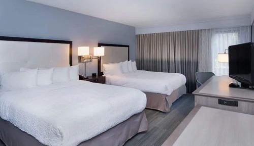 Zimmer, 2 Doppelbetten, barrierefrei, Badewanne