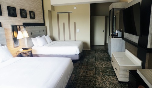 Zimmer, 2 Queen-Betten, barrierefrei, Badewanne