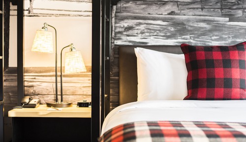 Deluxe-Zimmer (One twin over queen bunk)