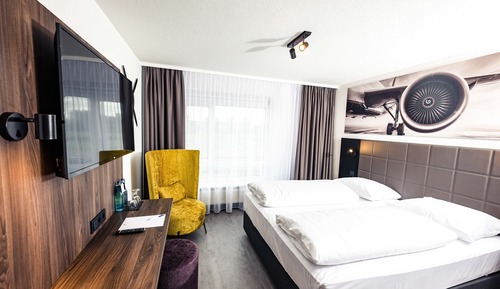 Doppelzimmer (Straßenblick)