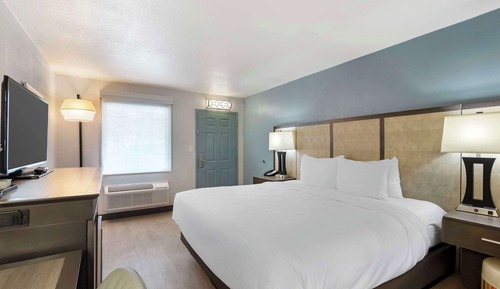 Standardzimmer, 1 King-Bett, Kühlschrank, Poolseite