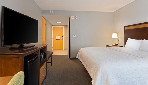 King Room, Accessible Mobility/Hearing w/ Roll-In Shower