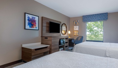 Zimmer, 2 Queen-Betten, barrierefrei, Badewanne