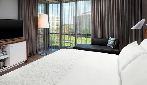 Executive-Suite, 1 King-Bett (Mobility/Hearing Access, Roll-In Shwr)