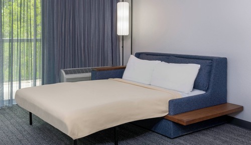 Suite, 1 King-Bett und Schlafsofa, Nichtraucher, Eckzimmer (Hearing Accessible)