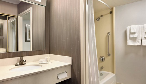 Zimmer, 1 King-Bett (Mobility/Hearing Access, Roll-In Shwr)