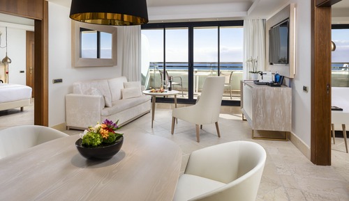 Grand Penthouse Suite Red Level