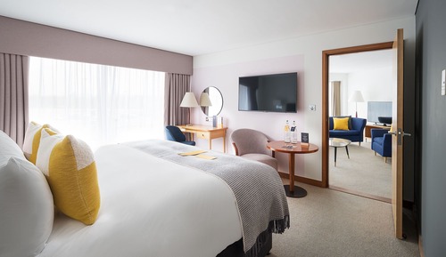 Suite, 1 King-Bett (with Living Area)