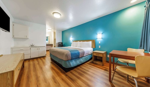 Deluxe-Zimmer, 1 King-Bett, Raucher, Kühlschrank und Mikrowelle