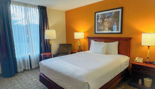 Zimmer, 1 Queen-Bett, barrierearm, Nichtraucher (Hearing, Tub w/ Grab Bars)