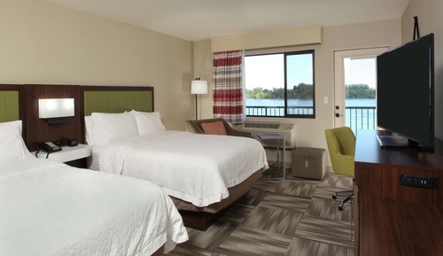 2 Queen-Betten, Flussblick