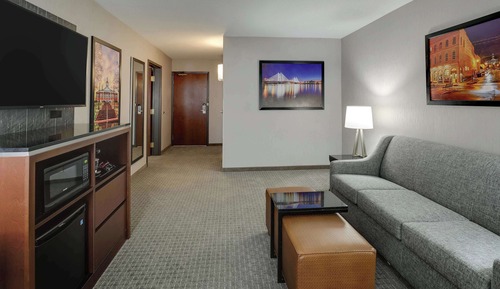 Suite, 1 King-Bett und Schlafsofa, barrierefrei, Kühlschrank und Mikrowelle (2 Rooms, Tub)