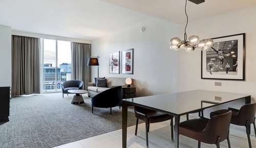 Premium-Suite, 1 King-Bett und Schlafsofa (University View)