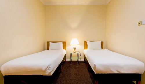 Zweibettzimmer, ohne Fenster