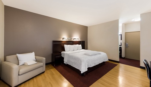 Premium-Zimmer, 1 King-Bett und Schlafsofa, barrierefrei (Upgraded Bedding & Snack, Smoke Free)