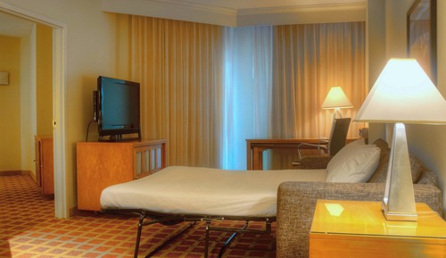 King Suite w/ Sofa Bed, Balcony & Lake View, Allergy-Friendly