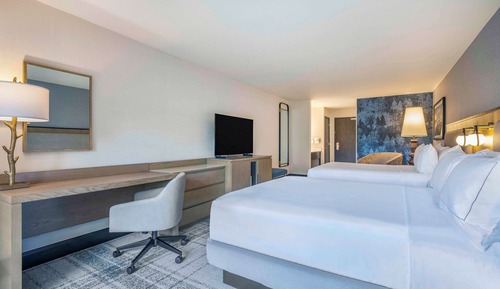 Zimmer, 2 Queen-Betten, barrierefrei, Badewanne (Hearing)