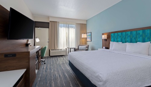 Zimmer, 1 King-Bett und Schlafsofa, barrierefrei (Roll-In Shower, Ground Floor)