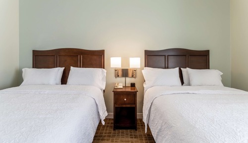 Zimmer, 2 Queen-Betten, barrierefrei, Badewanne