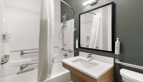 Zimmer, 2 Queen-Betten, barrierearme Badewanne (Mobility & Hearing)