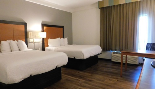 Superior-Zimmer, 2 Queen-Betten, barrierearm (Hearing, Bathtub w/ Grab Bars)