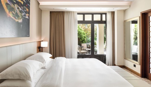 Regency, Suite, 1 King-Bett