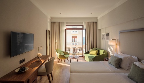Premium-Dreibettzimmer, eingeschränkter Meerblick