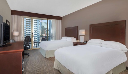 Zimmer, 2 Doppelbetten (Skyline)