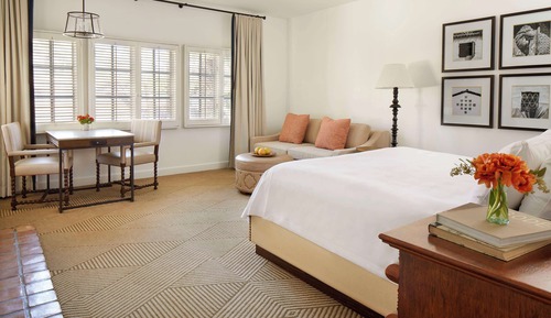 Zimmer, 1 King-Bett und Schlafsofa, Balkon, Blick auf die Anlage