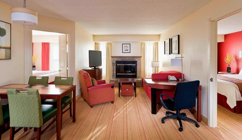 Suite, 2 Schlafzimmer, Kamin (Mobility/Hearing Access, Roll-in Shwr)