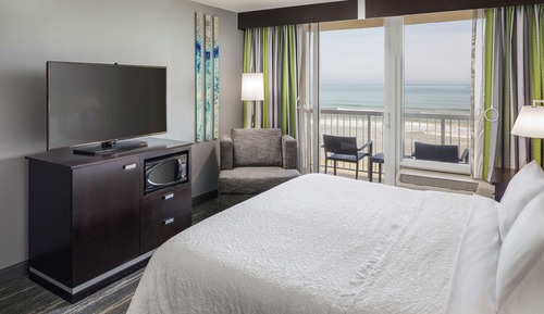 Zimmer, 2 Queen-Betten, Balkon, eingeschränkter Meerblick