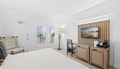 Zimmer, 1 King-Bett, Balkon, eingeschränkter Meerblick