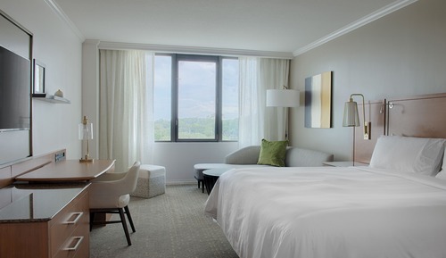 Zimmer, 1 King-Bett, Blick auf die Anlage, Turm