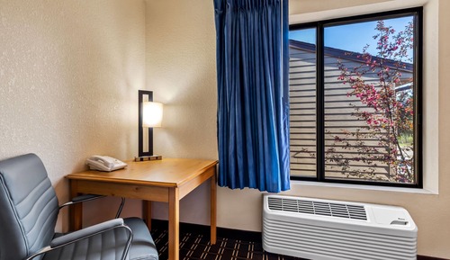 Standardzimmer, 1 King-Bett, Nichtraucher (Microwave & Fridge)