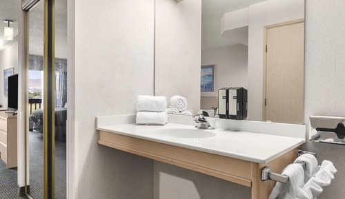 Suite, 2 Queen-Betten, barrierefrei, Nichtraucher (Efficiency, Roll-In Shower)