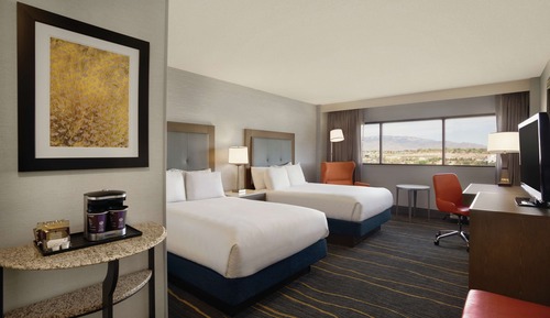 Zimmer, 2 Doppelbetten, Bergblick