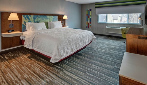 Zimmer, 1 King-Bett, barrierefrei, Kühlschrank und Mikrowelle (Hearing)