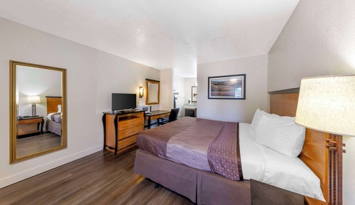 One Queen Bed Non Smoking Accessible Room