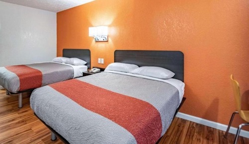 Zimmer, 2 Doppelbetten, barrierearme Badewanne, Raucher