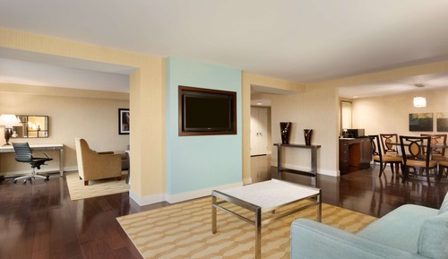 Premium-Suite, 1 King-Bett, barrierefrei, Nichtraucher (Roll-in Shower)