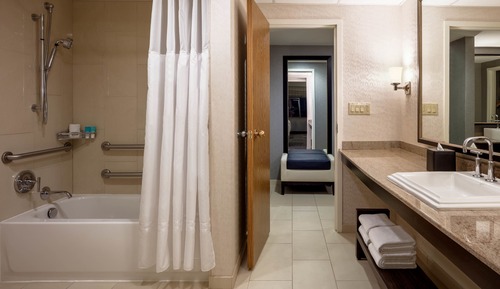 Zimmer, 1 Queen-Bett, barrierefrei, Badewanne