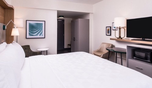 Suite, 1 King-Bett (Mobility, Roll-In Shower)