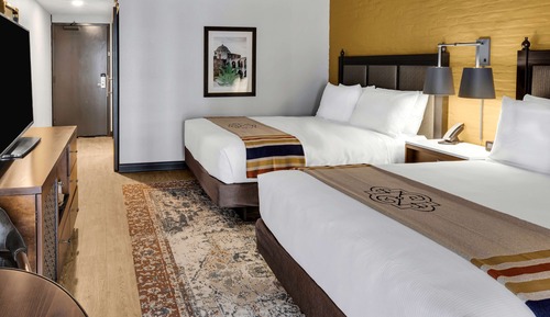 Zimmer, 2 Queen-Betten, barrierefrei, Badewanne