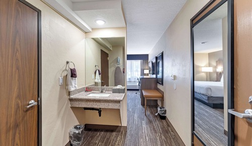 Standardzimmer, 1 King-Bett, barrierefrei, Kühlschrank und Mikrowelle