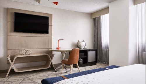 Club-Zimmer, 1 King-Bett und Schlafsofa (Mobility Accessible, Roll-in Shower)